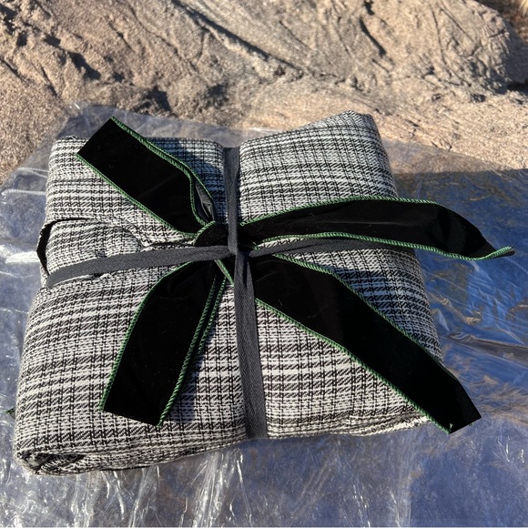 ⬇️HOLIDAY TIME NWT Tree Skirt Size 56” Color Black & White Plaidish Pattern - Picture 5 of 5